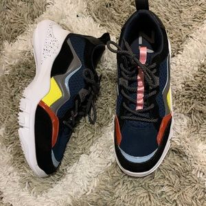I’m selling a pair of Zara sneakers